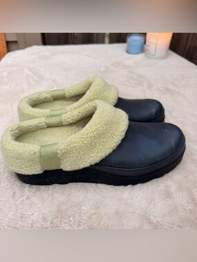 Hunter Clog Mules with Light Green Shearling Trim Size 10